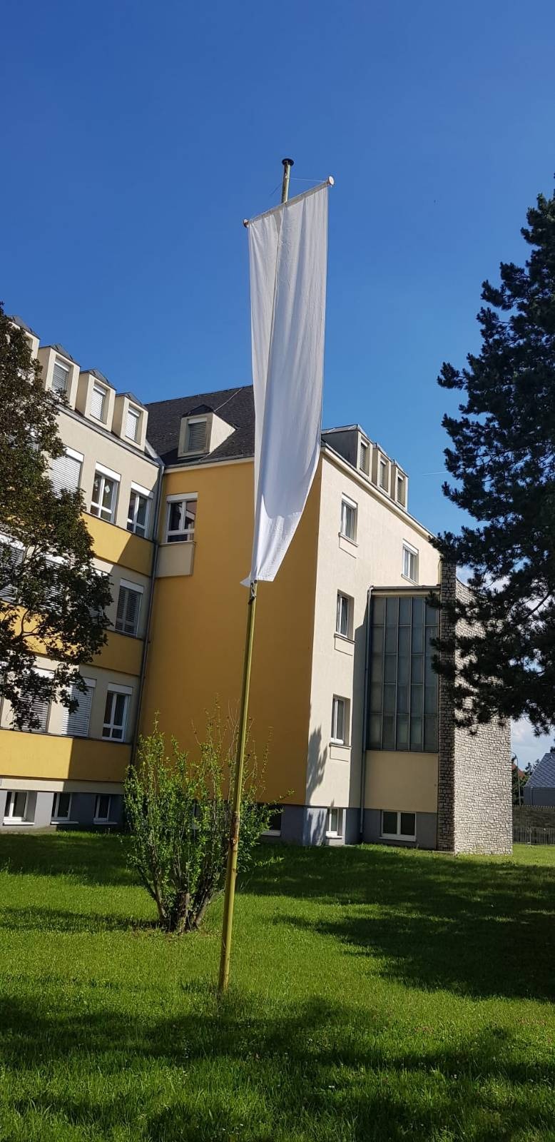 Weiße Fahne am Don Bosco-Gymnasium Unterwaltersdorf